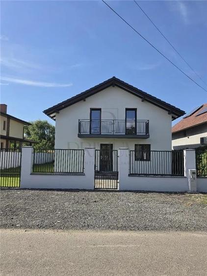 Casă individuală cu 4 camere cu Canalizare în Sânmihaiu Român