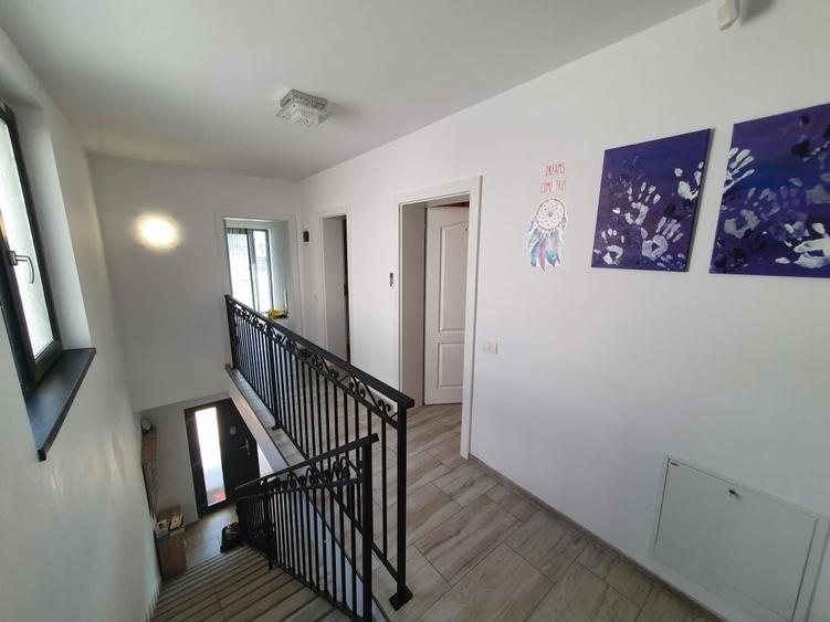 Casă cu 4 camere cu Teren 400 Mp în Dumbrăvița