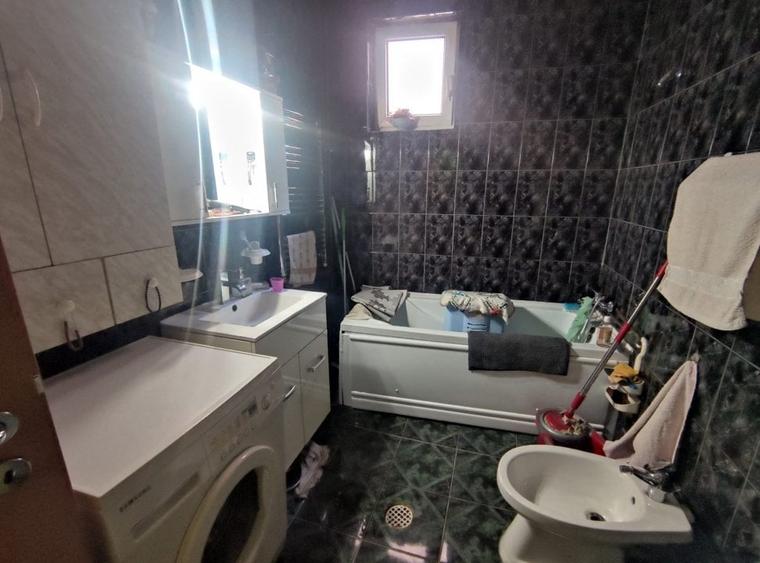 Casă cu 6 camere cu Teren 220 Mp în Griviței