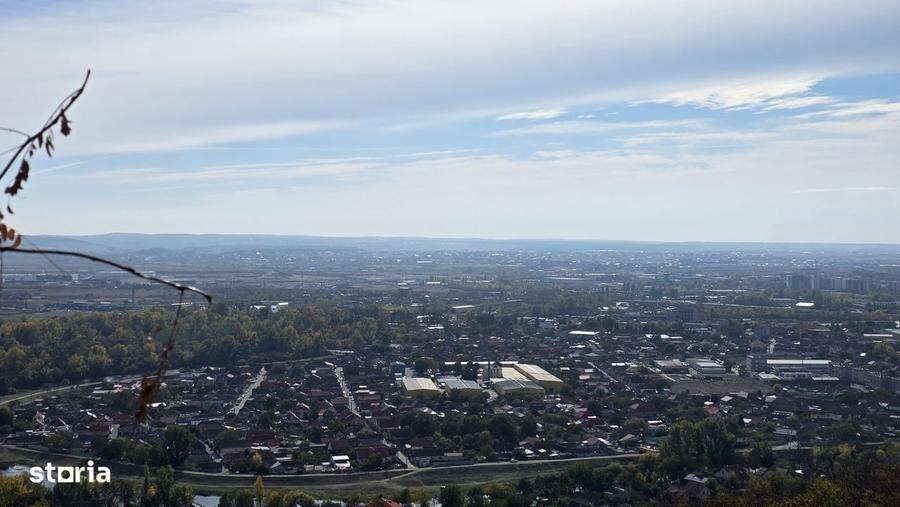 Casă cu 4 camere cu Teren 1170 Mp în Central