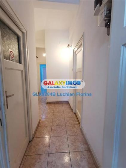 Apartament cu 4 camere decomandat în Calea Victoriei