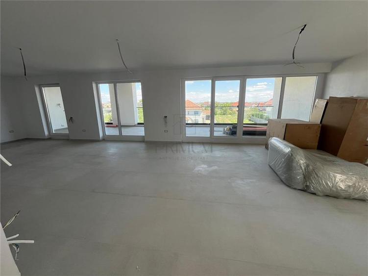 Penthouse cu 4 camere decomandat în Dumbrăvița