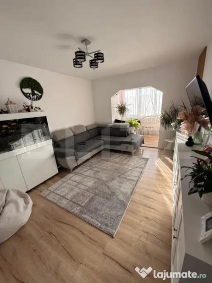 Apartament cu 3 camere decomandat în Tractorul