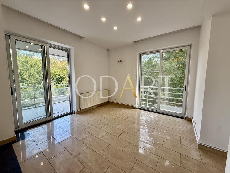 Apartament cu 5 camere semidecomandat în Primăverii