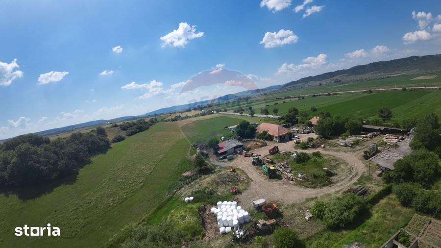 Teren de 22942 mp, în Vânători