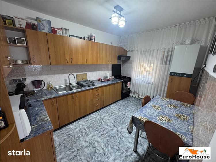 Apartament cu 3 camere decomandat în Cetate