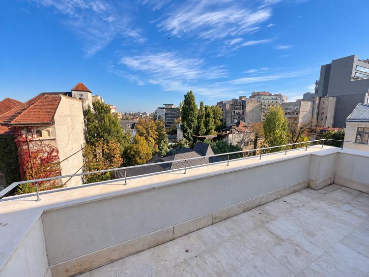 Apartament cu 5 camere decomandat în Grădina Icoanei
