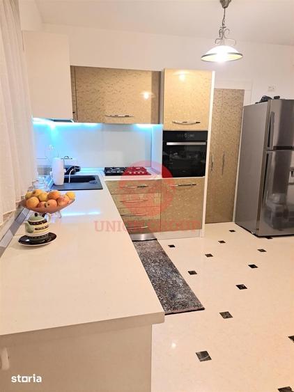 Casă cu 10 camere cu Teren 394 Mp în Central