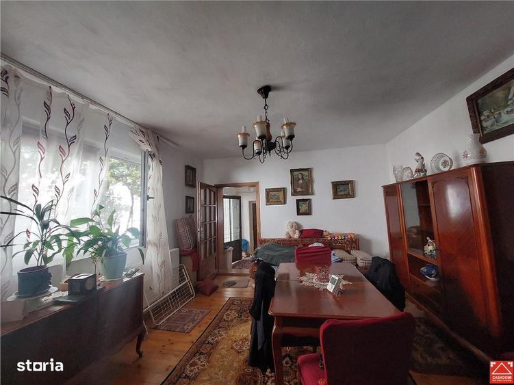 Casă cu 3 camere semidecomandat în Bârzești