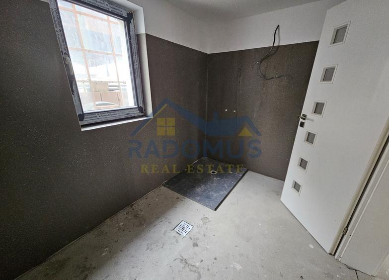 Casă individuală cu 8 camere cu Canalizare în Tătărani