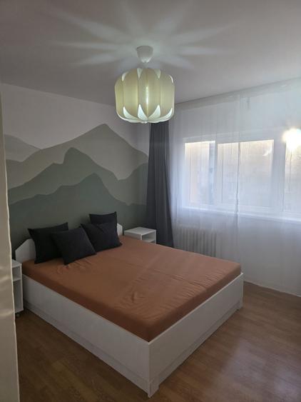 Inchiriez apartament 2 camere, decomandat, balcon, proaspat renovat, mobilat, utilat Arad, zona Aradul Nou vizavi de Gara, bloc reabilitat. - 8