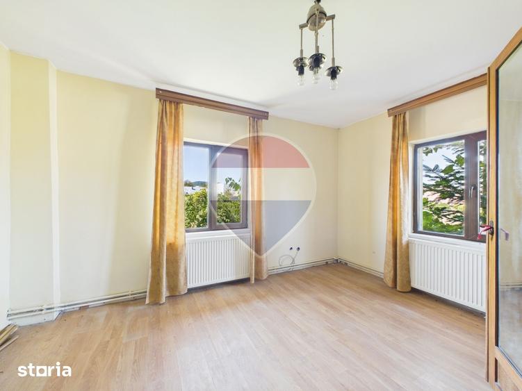 Casă cu 5 camere cu Teren 1684 Mp în Central