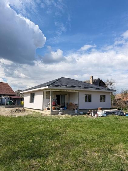 Casă cu 3 camere în Petrești