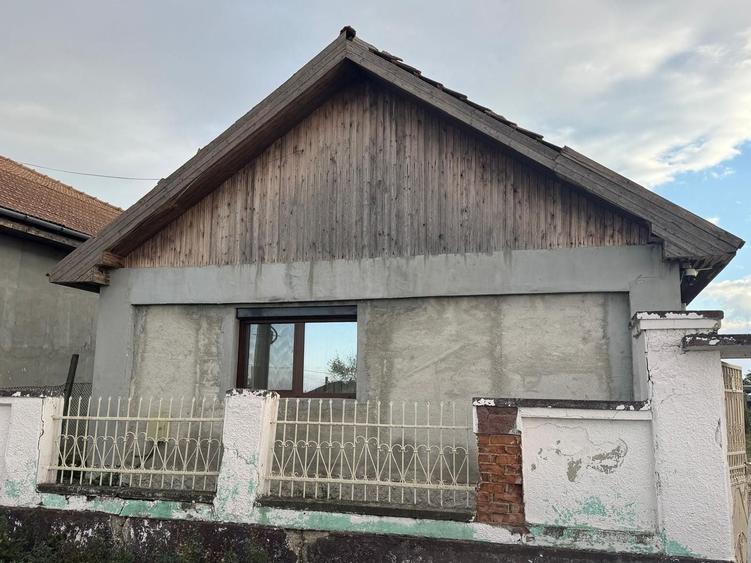 Casă individuală cu 3 camere cu Canalizare în Leș
