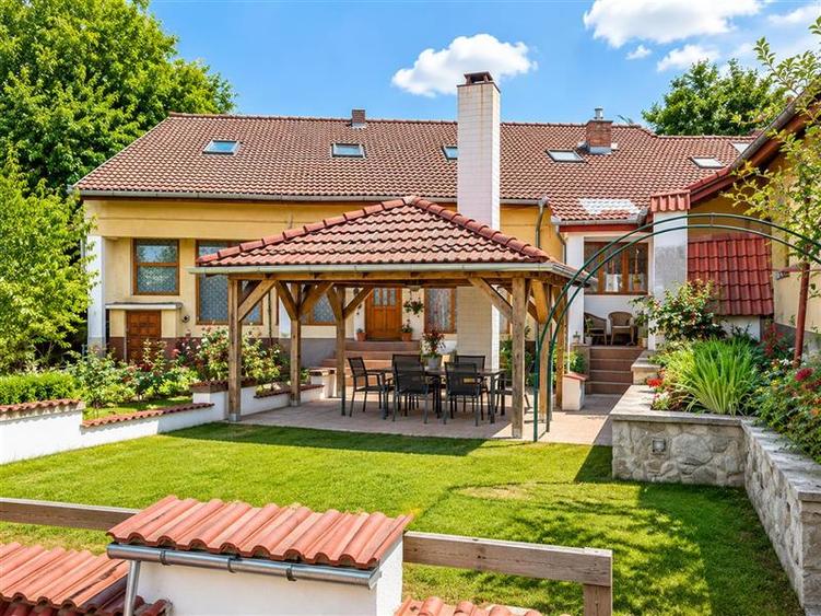 Casă individuală cu 9 camere cu Canalizare în Central