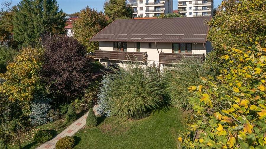 Casă individuală cu 8 camere cu Canalizare în Moara de Vânt