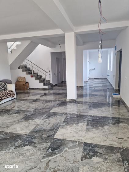 Casă cu 5 camere cu Teren 220 Mp în Apărătorii Patriei