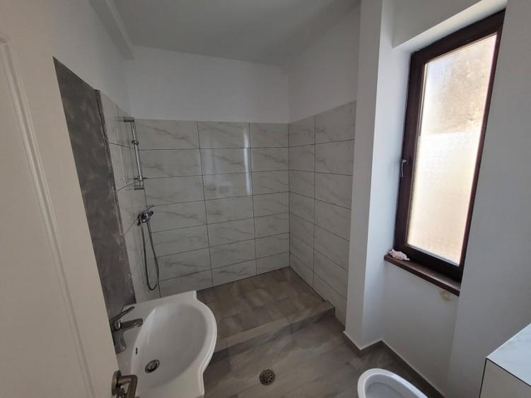 Apartament cu 5 camere decomandat în Armeneasca