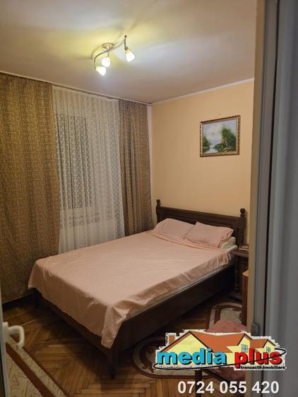 Apartament cu 3 camere semidecomandat în Micro 16