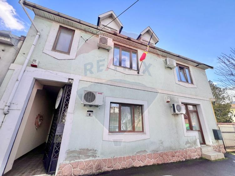 Casă cu 12 camere cu Teren 247 Mp în Decebal