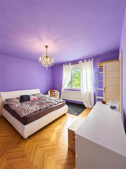 Casă individuală cu 8 camere cu Canalizare în Domenii