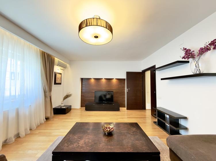 Apartament cu 4 camere decomandat, mobilat în Decebal