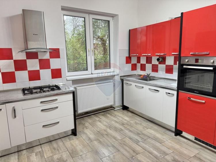 Casă cu 4 camere cu Teren 300 Mp în Central