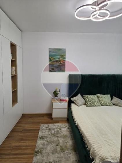 Apartament cu 3 camere semidecomandat, mobilat în Podu Roș