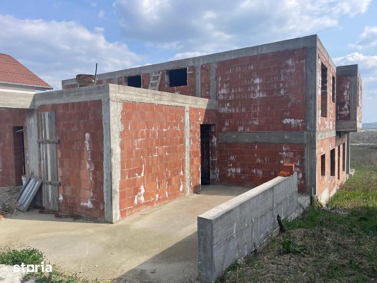 Casă cu 4 camere cu Teren 1800 Mp în Orașul Nou