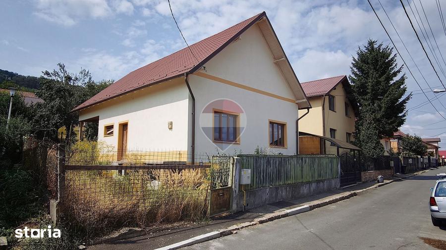 Casă cu 3 camere cu Teren 688 Mp în Central