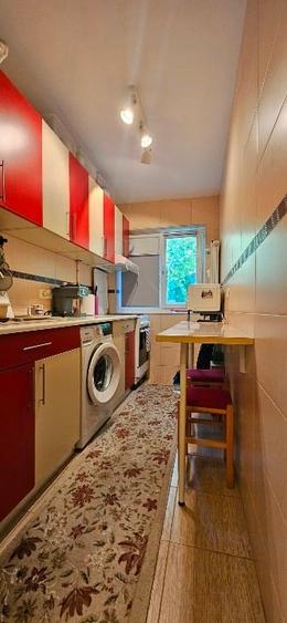 Apartament cu 3 camere semidecomandat în Berceni