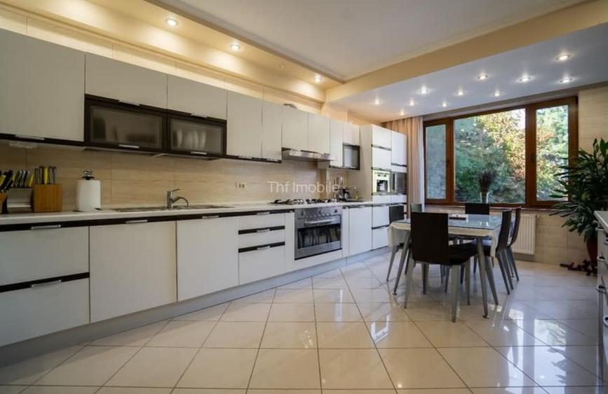 Casă cu 13 camere cu Piscina în Roșu