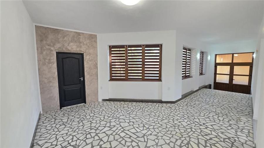 Spațiu comercial, de 130 mp, în Răcășdia