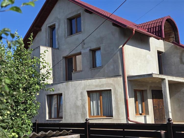 Casă individuală cu 5 camere cu Canalizare în Văratec