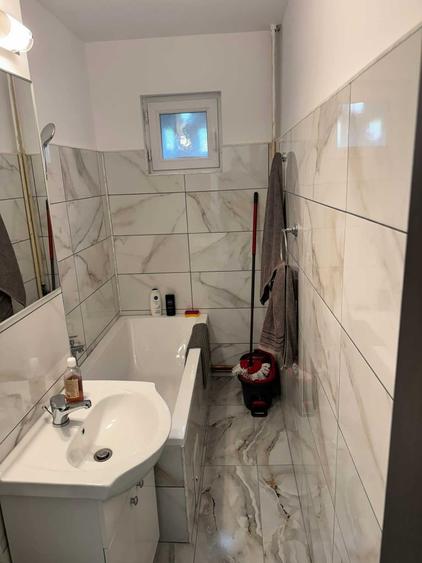 Apartament cu 2 camere semidecomandat în Craiovița Nouă