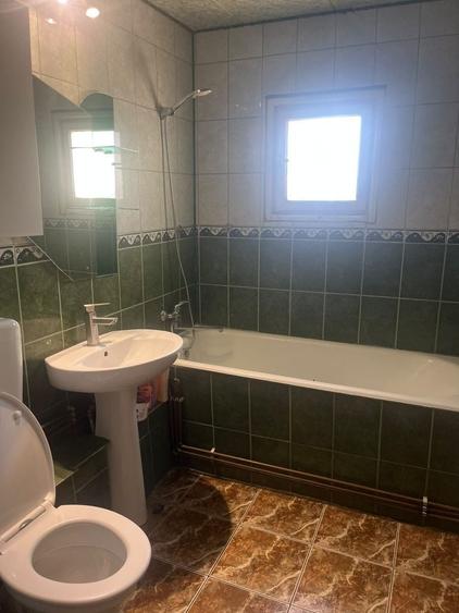 Apartament cu 3 camere decomandat în Zăvoi