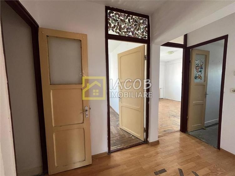 Apartament cu 3 camere decomandat în Narcisa