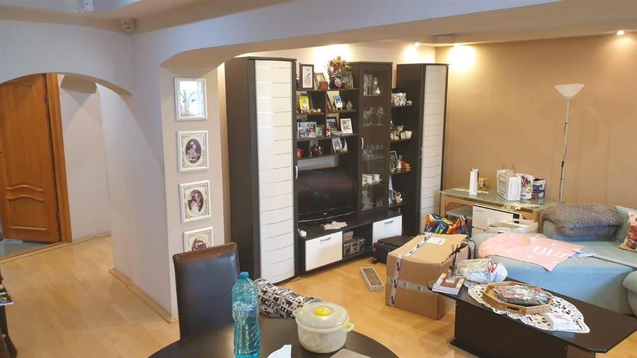 Apartament cu 3 camere decomandat, mobilat în Apollo