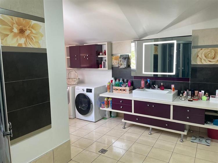 Casă cu 6 camere cu Canalizare în Exterior Est