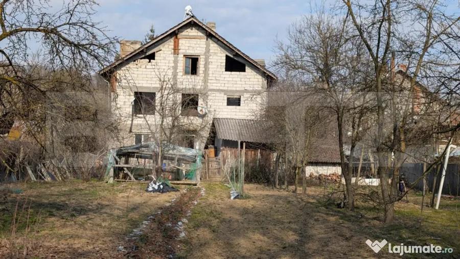 Casă cu 7 camere cu Teren 1656 Mp în Central