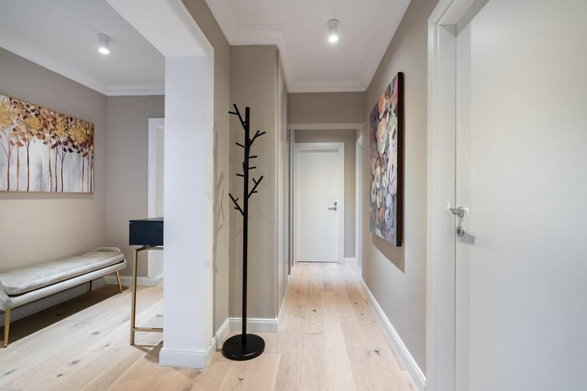 Apartament cu 4 camere decomandat, mobilat în Victoriei