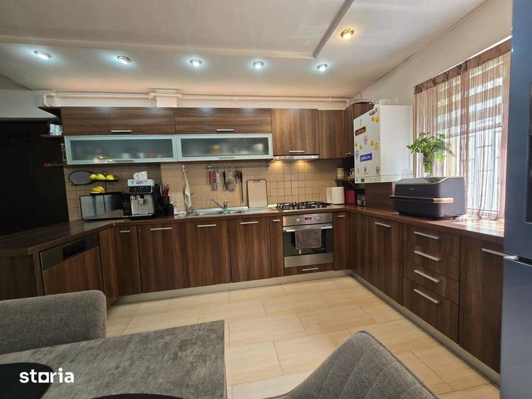 Apartament cu 4 camere decomandat în Baicului