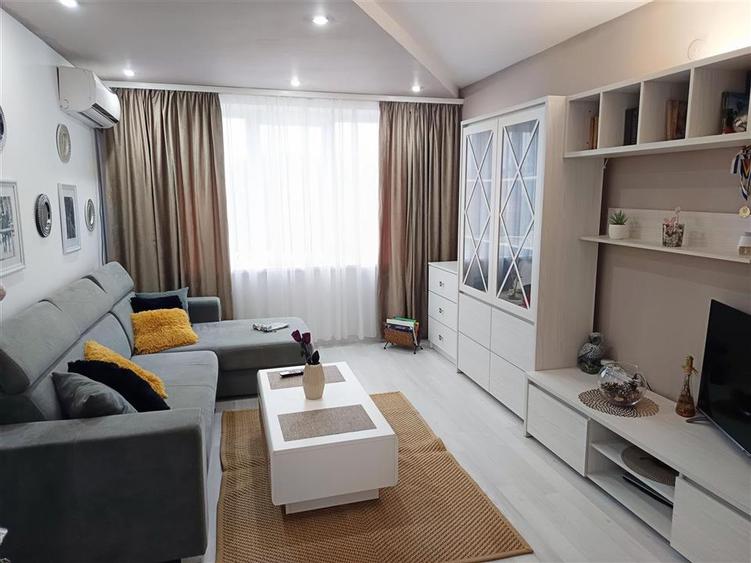 Apartament 3 camere in zona centrala Moldova Noua - 2