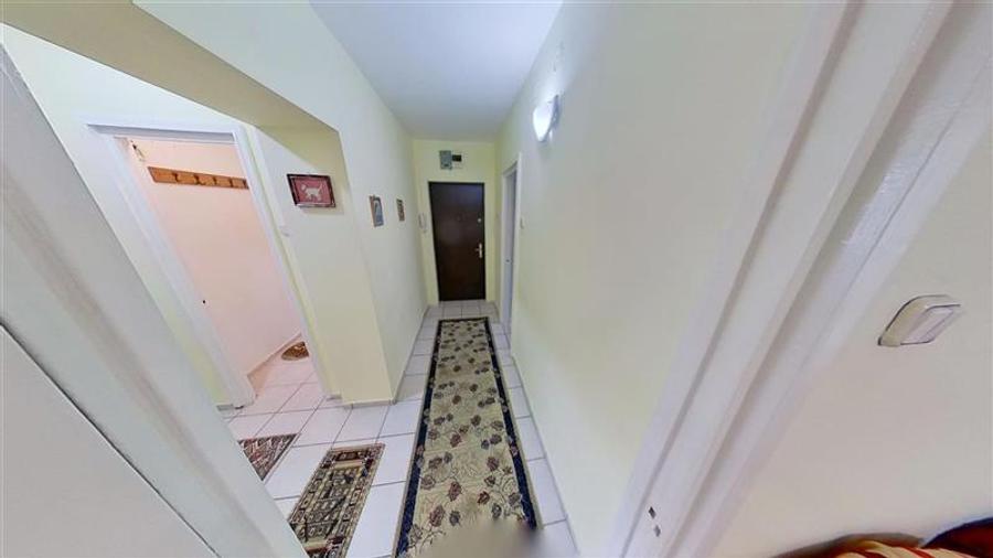 Apartament cu 3 camere decomandat în Astra