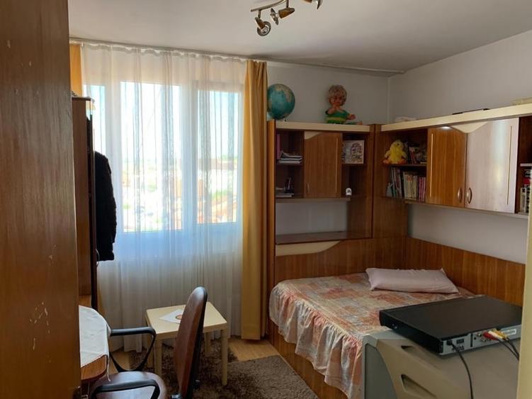 Apartament cu 3 camere semidecomandat în 1 Mai