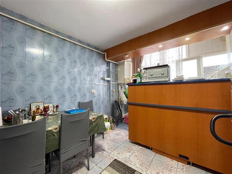 Apartament cu 3 camere decomandat, mobilat în Central