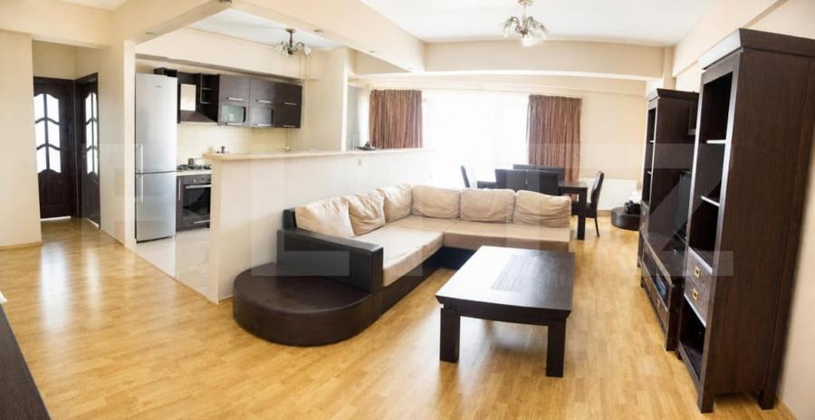 Apartament cu 3 camere semidecomandat în Independenței