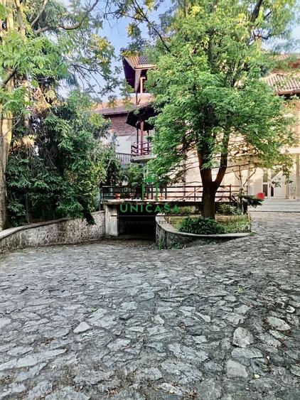 Casă individuală cu 7 camere cu Canalizare în Cartierul Nord