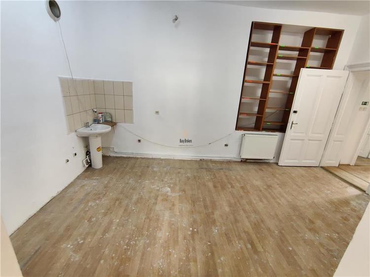 Birou, de 1,200 mp, în Central