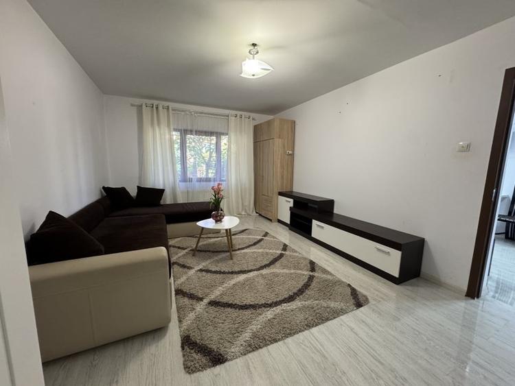 Apartament cu 3 camere decomandat în Între Lacuri
